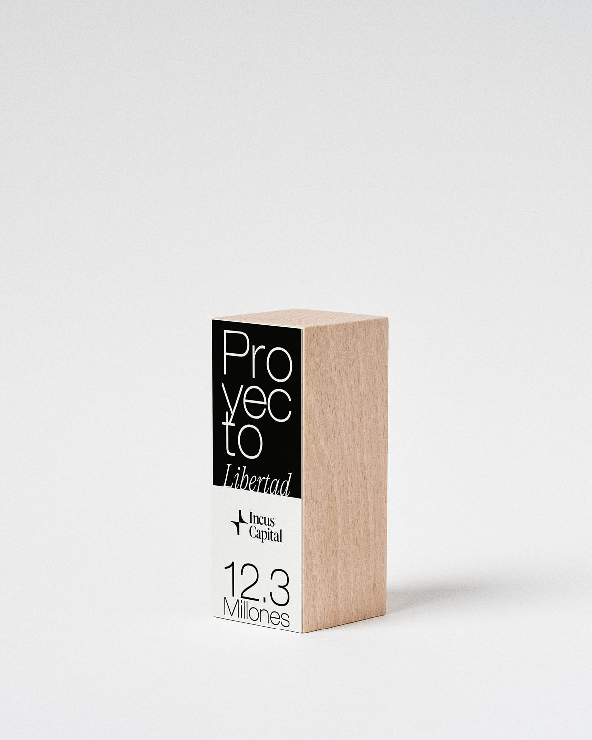 personalizaci&oacute;n trofeo Totem JAP Sustain Awards
